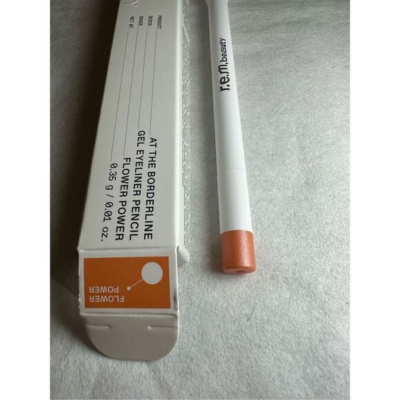 r.e.m. beauty At The Borderline Gel Eyeliner Pencil Color: flower power reddish - Picture 3 of 6